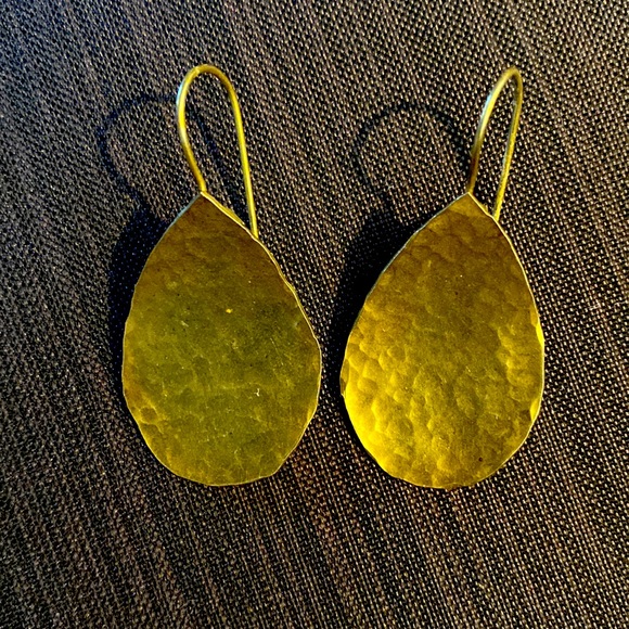 2 inch-pear shaped dangle hammered earrings Gold tone - Picture 3 of 4